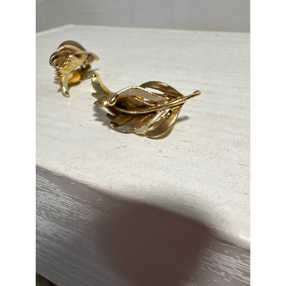 Vintage Gold Tone Leaf Clip-On Earrings Elegant Cut Out Design - Picture 4 of 9